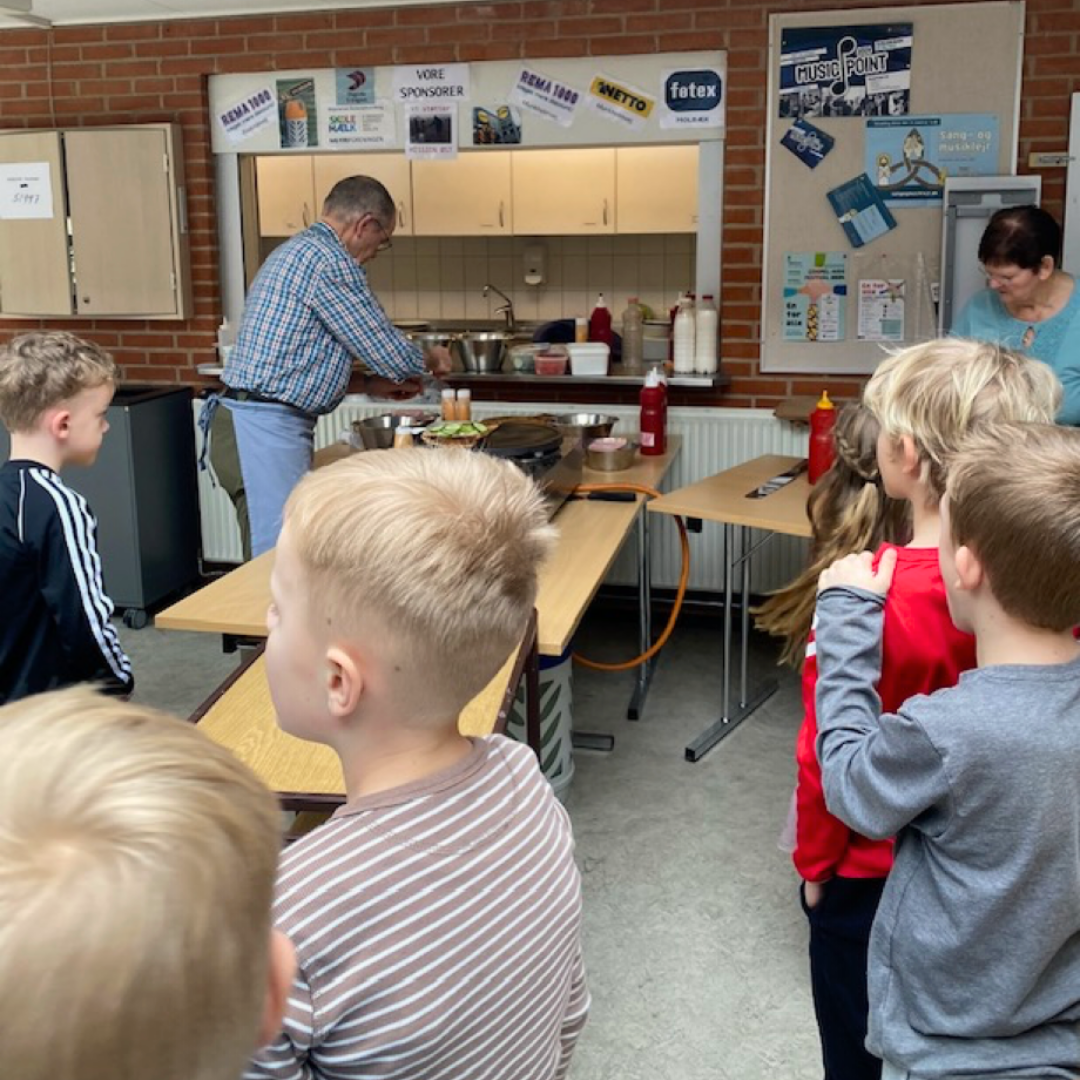 Finn Højland bager pandekager og sælger på Andreasskolen i Holbæk. Overskuddet går til Mission Østs arbejde i Ukraine.