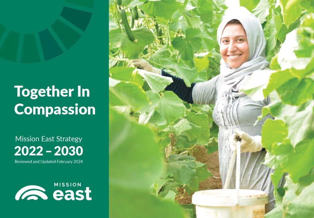 Forside af Mission Easts strategi 2022–2030 med titlen “Sammen i medfølelse”