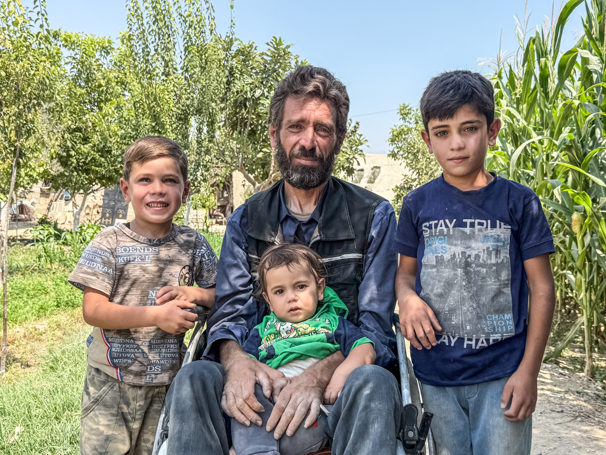 Her ser du den syriske far, Mohamad, med sine tre sønner. Her iblandt Salah. Mohamad sidder i kørestol med sin mindste søn på skødet. De to andre børn læner sig ind til sin far.