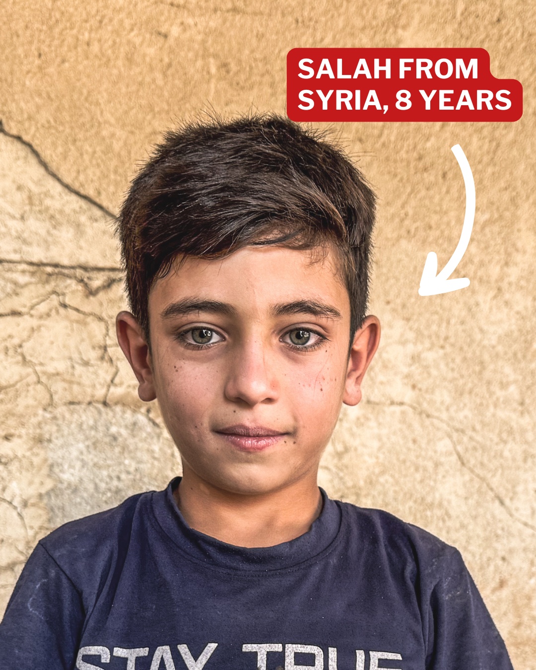 HJemmeside, Salah Her ser du Salah. Han er 8 år og bor i Syrien. Han kigger dybt i kameraret med sin store flotte, grønne øjne.