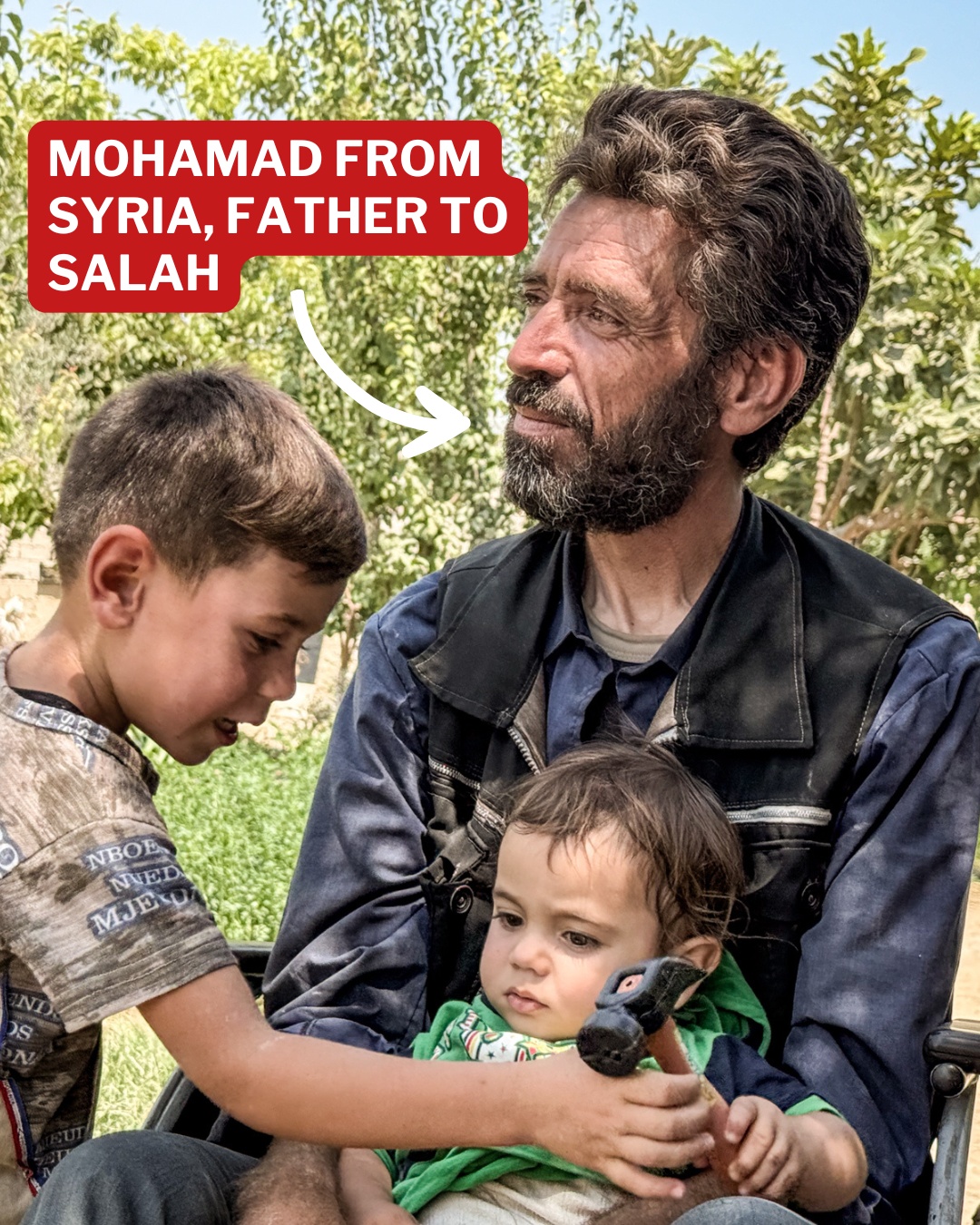 HJemmeside, Far Her ser du Mohamad. Han er far the Salah på 8 år. De bor i Syrien. Han sidder i kørestol med et af sine børn på skødet.