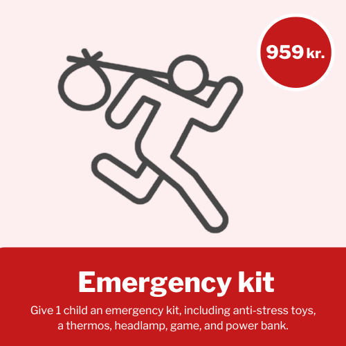 Nødkit For 959 kr. kan du sørge for 1 nødkit til et barn (bl.a. anti-stress legetøj, termoflaske, pandelygte, spil og powerbank).
