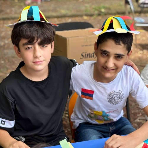 Arman på 11 år er født med cerebral parese og går med gangstativ. For hans familie er det en kamp at få den rette hjælp. På en sommerlejr fik han styrket sine ben via fysioterapi. Men han var usikker på at deltage i sport. Ved en stafet stod han og ventede ved startlinjen. “Arman, du kan godt!” råbte børnene. Og så skubbede han sig stædigt frem og kom i mål. Nu ved han, at styrke ikke kun er muskler, men også modet til at prøve – og fortsætte, selv når det er svært.