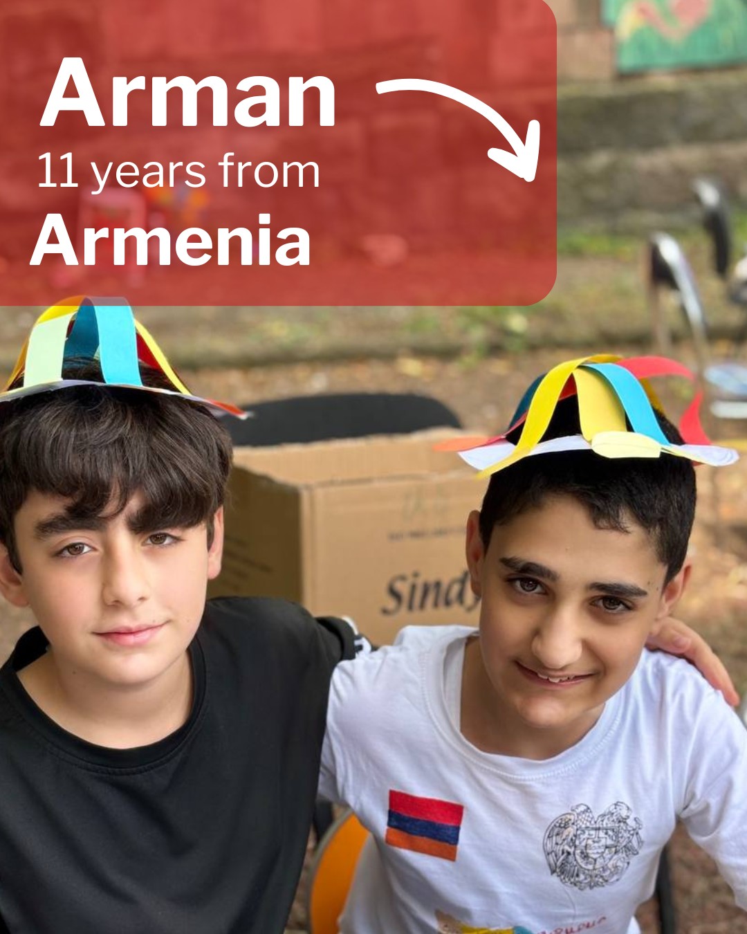 Website (4) Arman på 11 år er født med cerebral parese og går med gangstativ. For hans familie er det en kamp at få den rette hjælp. På en sommerlejr fik han styrket sine ben via fysioterapi. Men han var usikker på at deltage i sport. Ved en stafet stod han og ventede ved startlinjen. “Arman, du kan godt!” råbte børnene. Og så skubbede han sig stædigt frem og kom i mål. Nu ved han, at styrke ikke kun er muskler, men også modet til at prøve – og fortsætte, selv når det er svært.