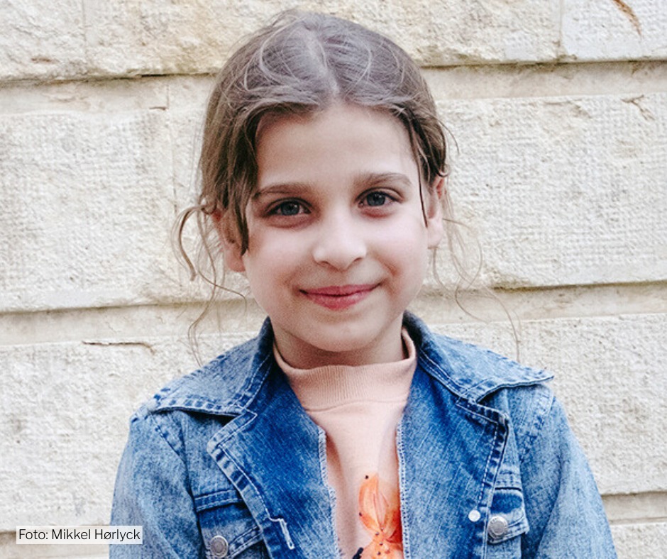 Amina 10 år i Aleppo, Syrien Kampene rasede lige uden for den lille 10-årige piges hjem. Hun kunne ikke flygte sammen med sin familie og måtte forblive i det levende mareridt.