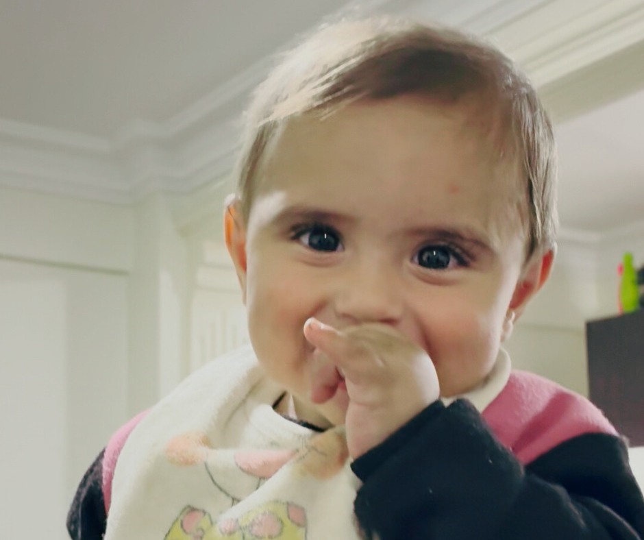 Baby kigger fortrøstningsfuld Dette lille barn møder verden med et blik, der rummer både sårbarhed og styrke. Midt i en hverdag præget af udfordringer i Syrien er der stadig øjeblikke, hvor håbet viser sig – selv i et fortrøstningsfuldt blik fra et barn.