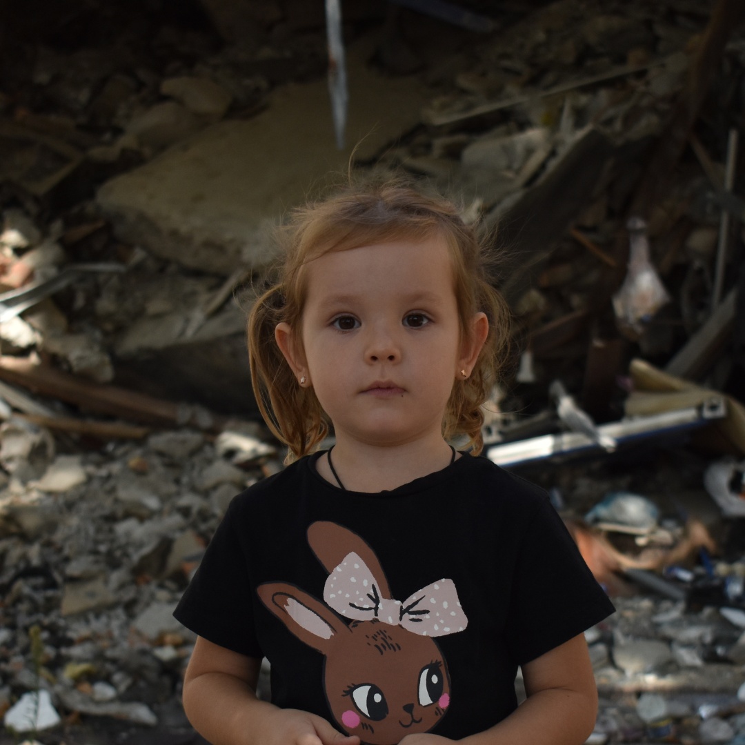 Lilje fra Ukriane Lilje står foran et bombet hus i Ukraine. Sådan ser hendes hverdag ud nu. Hun ser håbefuldt mod dig.